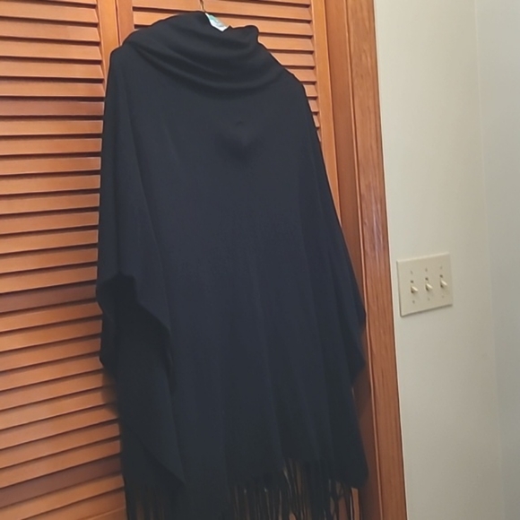 Lovestitch Cape/Poncho - Picture 4 of 7